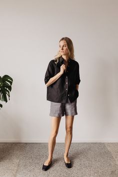 Women Linen Shorts, Summer Linen Shorts, Bermuda Shorts D E S C R I P T I O N * Relaxed fit * Roomy, wide-leg short * An elastic waistband (medium high-waist) * Side seam pockets * Short shorts Discover all linen loungewear: https://shorturl.at/aitG6 Linen TOP -> https://shorturl.at/wKO47 D E T A I L S * Sizes: XS - XXL * 100% linen * European soft and washed linen fabric (weight 206 g/m² | 6.49 oz/yd²). Fabric is woven according to universally accepted quality requirements, corresponding to EUROPEAN FLAX® and OEKO-TEX® Standard 100 certification. * Model is 175 cm | 5′ 8, wearing size SMALL (S). * Please choose another color and size on the right. Back to my shop - www.etsy.com/shop/Glowinslow Copyright © GLOWINSLOW. All rights reserved Beach Pants With Relaxed Fit And Short Leg, Linen Beach Shorts, Bermuda Shorts Outfit Street Styles, Bermuda Shorts Outfit, Short Pants Outfit, Shorts Plus Size, Linen Loungewear, Summer Linen, Eclectic Fashion