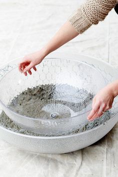 Diy Fire Bowl, Concrete Molds Diy, Diy Bowl, Plastic Planters