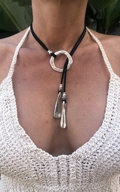 Bohemian Lariat Necklace For Everyday, Adjustable Bohemian Lariat Necklace With Pendant, Handmade Bohemian Pendant Lariat Necklace, Bohemian Leather Lariat Jewelry, Lariat Necklace Diy, Bohemian Leather Necklaces For Everyday, Leather Necklace Diy, Leather Silver Bracelet, Chunky Silver Jewellery