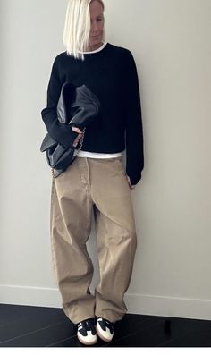 Rolled Pants Women Outfit, Chill Modern Classic Outfits, Loafers With Jeans Outfit, Street Wear 2024, Scandinavian Style Fashion, Nordic Street Style, Minimal Classic Style, Sneaker Outfits, Look Boho Chic