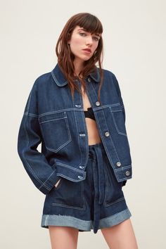 Transitional Jacket, Dark Wash Denim Jacket, Denim Outfits, Long Sleeve Outerwear, The Editor, Cropped Denim Jacket, Spring Jackets, Outfits Casual, Dark Wash Denim