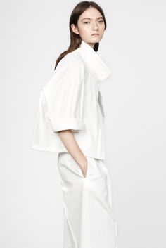 Crisp White Tailoring - all white outfit; contemporary fashion // Jil Sander Resort 2015 Jill Sander, White On White, Minimal Chic, Minimal Style, 2015 Fashion, White Shirts, White Fashion, Jil Sander, Contemporary Fashion