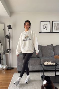 Crewneck Sweatshirt And Leggings Outfit, Crew Neck Sweatshirt Outfit Leggings, White Sweatshirt And Leggings Outfit, White Sneakers And Leggings Outfit, Comfy Fall Outfits Work, Leggings Jumper Outfit, Classic Leggings Outfits, Casual College Outfits Leggings, Jumpers And Leggings Outfit