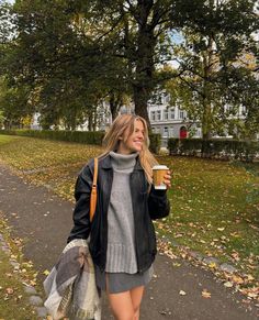 Fall Outfits Emma Chamberlain, Denver Aesthetic Outfits, New York Autumn Fashion, New York Aesthetic Fall Outfits, London Autumn Fashion, Canada Outfit Fall, Liverpool Outfit Women, 90s Autumn Outfits, Colorado Aesthetic Fall