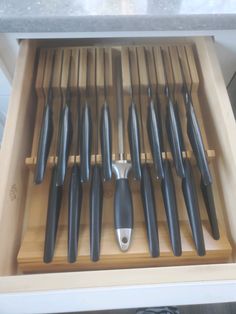 there are many knives that are in the drawer