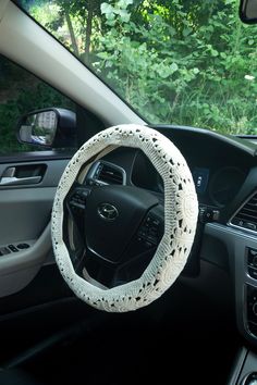 the steering wheel cover is made out of yarn