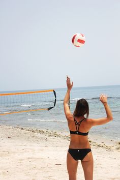 ready for Beach Volleyball days...#ROXYOutdoorFitness ambassador Rachel Moore getting ready for a serve. Beach Volleyball Outfit, Volleyball Outfit, Volleyball Gear, Indoor Volleyball, Olympic Games Sports, Volleyball Shorts, Olympic Gymnastics