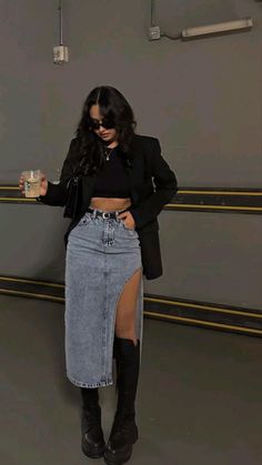 Concert Outfit Ideas All Black, Dory Dress To Impress, Short Skirt Long Jacket Outfit, Casual Black Outfits Summer, Outfit For Concert Night Winter, Women Outfits 2024, All Black Casual Outfits For Women, Middle Size Outfits, Outfit Sport Elegante Mujer