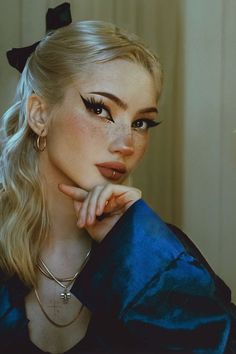 Cat Pretty Makeup Aesthetic, Female Model Face Portraits, Aesthetic Women Photography, Cat Pretty Face, Woman Face Reference, Gala Makeup Looks, Teknik Makeup, Vampy Makeup, Autumn Makeup