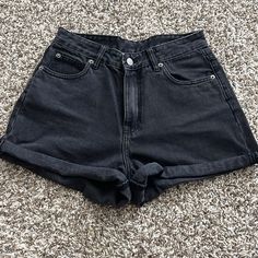 Never Worn, Distressed Back Denim Is Part Of The Style Of Short Trendy High Waist Gray Jean Shorts, High Rise Gray Denim Shorts, Body Outfit, Pinterest Outfits, Short Jeans, Shorts Jeans, Rolled Hem, Lookbook Outfits, Black Denim Shorts