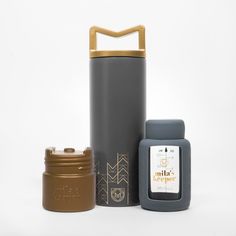 thermos and bottles are sitting next to each other