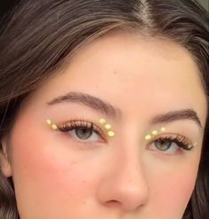 25 MAKE UP IDEAS - valemoods Pinata Makeup Ideas, Dots Eye Makeup, Dot Eye Makeup, Artistic Eye Makeup, Yellow Eyeliner, Makeup Ojos, Yellow Makeup, Aesthetic Yellow, Neon Makeup