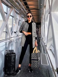 I Travel Around 20 Times a Year: These Are the Best and Worst Things to Packvia @WhoWhatWear Skandinavian Fashion, Chique Outfits, Airplane Travel, Trik Fotografi, Foodie Travel, Travel Hacks, Airport Style, Airport Outfit