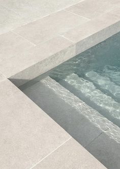 an empty swimming pool is shown with the water flowing in to it's sides