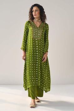 Bandhini Kurta Designs, Tie Dye Kurta Designs Women, Badhani Kurtis Design Latest, Bandhani Suits Design Salwar Kameez, Green Bandhani Dress, Bandhani Dress Salwar Kameez, Bandhani Kurti Designs, Cotton Bandhani Dress Pattern, Bandhini Dress Patterns