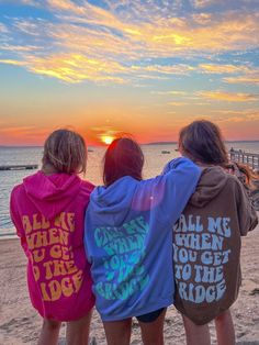 matching sweatshirt | best friends | beach | picture with friends | picture ideas | sunset | beach sunset | group photo Friends Picture Ideas, Fun Beach Pictures, Picture With Friends, Beach Photos Friends, Friends Group Photo, Sunset Beach Pictures, Friend Group Pictures, Friends Picture, Cute Beach Pictures