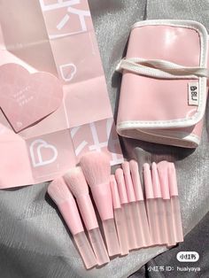 Make Up Brushes Aesthetic, Makeup Brushes Aesthetic, Brushes Aesthetic, Pr Gifts, Cosmetics Branding, Packaging Skincare, Letter Art Design