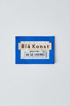 a blue and white patch with the words bla konst on it's side