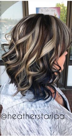 Fall Hair Color For Brunettes Highlights And Lowlights, Short Hair Chunky Highlights, Dark Hair With Chunky Highlights, Dark Roots With Highlights, Medium Length Dark Hair With Highlights, Red Black And Blonde Hair, Layered Haircuts Bob, Kelly Clarkson Hair, Fall Hair Highlights