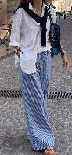 Blue Linen Pants Outfit Summer, Long Pants Summer Outfit, Style Birkenstock Boston, Blue Striped Pants Outfit, Croatia Outfits, Striped Linen Pants Outfit, Blue Linen Pants Outfit, Striped Pants Outfit, Boston Clogs Outfit