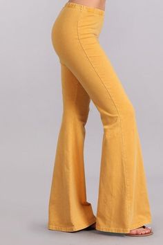 Lightweight Pants, Yoga Pants Outfit, Bell Bottom Pants, Wide Brimmed Hats, 70s Fashion, Resort Wear, Printed Blouse, Denim Wash