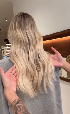 🤍 Milky Blonde Balayage, Creamy Blonde Balayage, Balayage Straight Hair, Blonde Hair Goals, Creamy Blonde, Hair Color Shades, Good Hair Day, Blonde Balayage