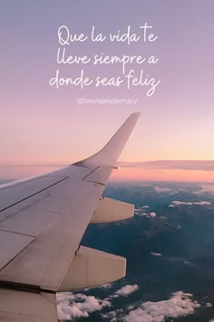 an airplane wing with the words que lavidda te leave siemprea a donce sea - flying above it