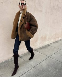 Manolo Blahnik Boots, Elsa Hosk Style, Look Adidas, Estilo Indie, Pilot Jacket, Skandinavian Fashion, Types Of Jeans, London Outfit, Autumn Fits