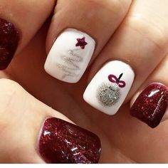 O Natal está chegando...  Inspiração   #unhas #unhasdecoradas #natal #nails #nailsart #christmas #pinterest #blogsnc  SolteirasNoivasCasadas.com Simple Christmas Nails, Nail Art Noel, Christmas Nail Art Easy, Nails Holiday, Nagellack Trends, Holiday Tips, Holiday Nail Designs, Cute Christmas Nails