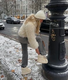 sarahrohde_ on IG, cool girl winter style, trending winter fashion, trending winter styles, fau xfur white coat, white stocking cap, grey straight leg jeans, moon boots Snow Boots Outfit, Ski Trip Outfit, Apres Ski Outfits, Nyc Winter Outfits, Winter Outfits Aesthetic