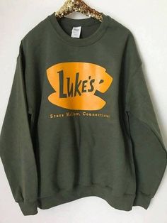 Lukes Diner, Gilmore Girl, Girls Shirt, Rory Gilmore, Looks Style, Gilmore Girls, Outfits Casuales, Printed Sweatshirts, Christmas List