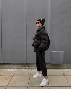 Puffer Jacket Outfits, Coat Inspiration, Best Puffer Jacket, Puffer Jacket Outfit, Look Adidas, Winter Outfits Cold, Look Retro, Puffy Coat