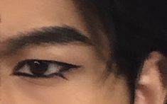 Eyeliner Masculine, Masculine Eyeliner Looks, Akira Eyeliner, Eyeliner Male, Boy With Eyeliner, Alt Boy Makeup, Male Eye Makeup, Masculine Makeup Looks, Masc Eyeliner