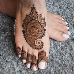 a henna tattoo on the foot of a woman