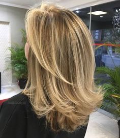 Der neue Look: 5 Top Frisuren für Frauen ab 60 mit Brille! Medium Blonde, Cute Hairstyles For Medium Hair, Medium Hairstyles, Free Style, Medium Hair Cuts