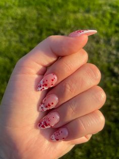 White French Tip With Blood Splatter, French Tip With Blood Nails, Blood Splatter Nails French Tip, French Tip Blood Nails, Dip Nail Ideas Halloween, Simple Blood Nails, Blood Splatter French Tip Nails, Short Blood Splatter Nails, Blood Splatter Nails Short