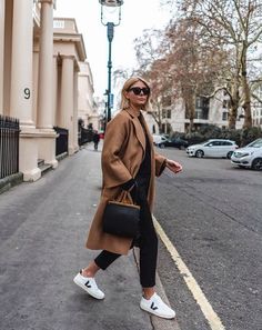 Casual Chique Stijl, Emma Hill, Weather Clothes, Trainers Outfit, Style Désinvolte Chic, Style Casual Chic, Veja Sneakers