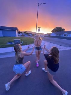 Fun Friend Aesthetic, Bsf Aesthetic Pics, Aesthetic Pictures To Take With Your Best Friend, Crazy Teen Aesthetic, Recreate With Bestie, Girl Group Friends, Fun Places To Go With Friends, Teen Friend Group, Sleepover Pics