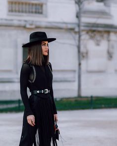 Woman In Black, Rock Chic, All Black Outfit, Black Hat, Outfits Casuales, Black Outfit, Look Fashion, Hat Fashion