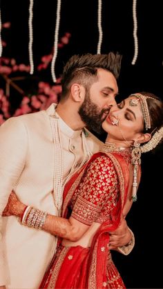 शादी की तस्वीरें, Indian Wedding Poses, Sabyasachi Lehenga, Mouni Roy, Bride Photography Poses, Indian Wedding Couple, Wedding Photoshoot Poses, Indian Wedding Photography Poses, Bengali Wedding