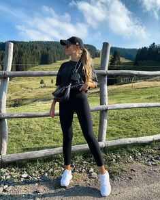 Outfits With Caps For Women, Cap Outfits For Women, Trekking Outfit, Mountain Outfit, Cap Outfit, Black Leggings Outfit, Everyday Casual Outfits