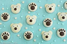 there are many cookies shaped like bears on the table