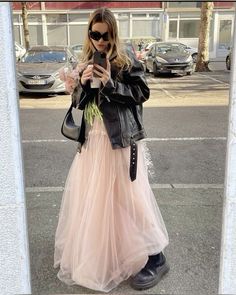 Tutu Street Style, Tulle Skirt With Leather Jacket, Tule Skirt Outfits Casual, Maxi Tulle Skirt Outfit, Tule Outfit, White Tulle Skirt Outfit, Tule Skirt Outfit, Tulle Skirt Outfit Casual Street Style, Pink Tulle Skirt Outfit