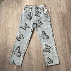 Size 26 Pacsun Brand Light Wash Jeans With Butterfly Print All Over Raw Hem Button Fly Nwt, Retails $60 So Cute And Unique!!! Approximate Flat Lay Measurements: Waist: 13 Inches Rise: 12 Inches Inseam: 26.5 Inches Summer Fitted Jeans With Graphic Print, Fitted Graphic Print Jeans For Summer, Graphic Print Bottoms For Day Out In Spring, Graphic Print Bottoms For Day Out And Spring, Spring Graphic Print Bottoms For Day Out, Trendy Spring Jeans With Graphic Print, Graphic Print Bottoms For Spring Vacation, High Waist Jeans With Graphic Print For Summer, High Waist Graphic Print Jeans For Summer