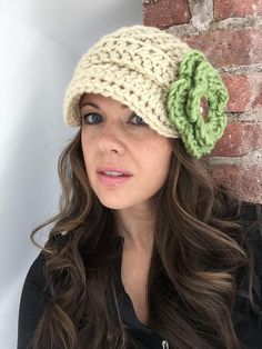 This is a PDF crochet pattern for a fun stylish Bulky & Quick newsboy and beanie hat! In this pattern you have the option to make the flower beanie or the newsboy!! The flower is made to be interchangeable so that you or your customer can change up the colors to match their outfit or mood!! These hats are bulky and warm and very attractive. They are my top selling hats!!! I’ve included sizes 3-6mth up to large adult with this pattern. Like many of my other patterns I’ve designed them to w... Crochet Shorts Pattern, Crochet Newsboy Hat, Flower Beanie, Beanie Crochet Pattern, Crochet Baby Bonnet, Beanie Hat Pattern, Crochet Kids Hats, Crocheted Hats, Beanie Crochet