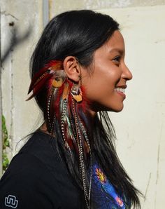 Tour D'oreilles en Plumes - Vert Sauge Jewelry Door, Burning Man Jewelry, Feather Ear Cuff, Man Jewelry, Estilo Hippie, Native American Peoples, Feather Crafts, Feather Art, Feather Jewelry