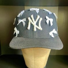 New Era Outfit, Cap Aesthetic, Ny Yankees Hat, Ny Cap, Yankee Hat, Coquette Vibes, Bows Coquette