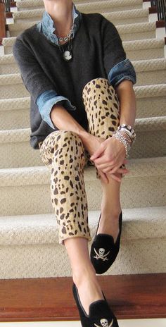 Leopard Print Pants, Dresses Casual Winter, Animal Print Fashion, Mode Casual, Looks Black, Print Pants, Ladies Dress Design, Fall Winter Outfits