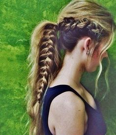 A collection may be more edgy and require a hairstyle that helps add to such a look. This hairstyle gives an edgy vibe without being distracting. (Refers more towards Modeling Committee) Easy Haircuts, French Braid Hairstyles, Smink Inspiration, Girl Haircut, Long Straight Hair, Kourtney Kardashian