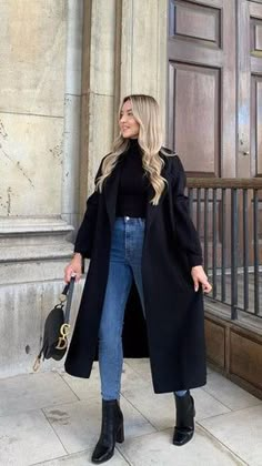 Black Jacket For Women, Long Coats For Women Black, Long Over Coat Women, Black Over Coat Women Outfit, Outfit With Coat Casual, Black Long Jacket Outfit Women, How To Style Long Coats Women, Styling Black Coat, Wool Coat Outfit Black